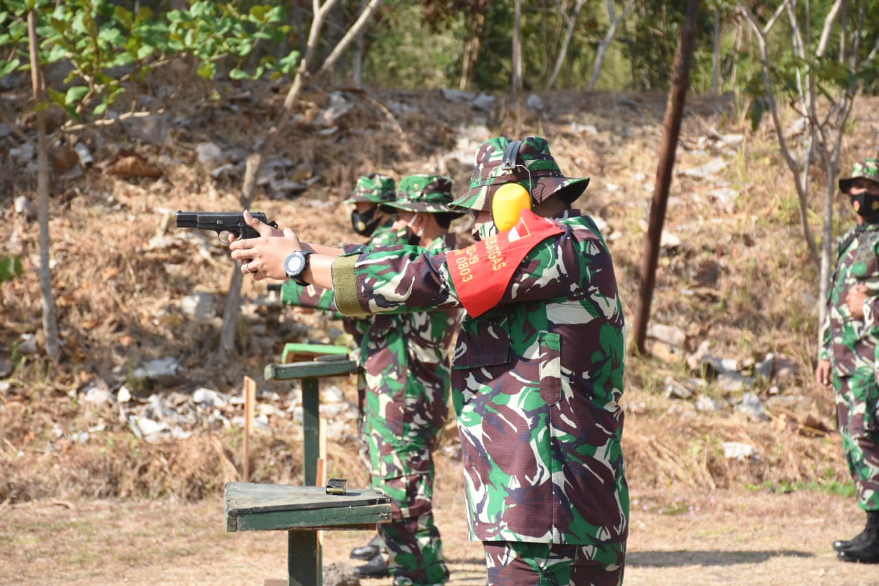 Prajurit Kodim 0803 Madiun Latihan Menembak Di Lapangan Tembak Gunung